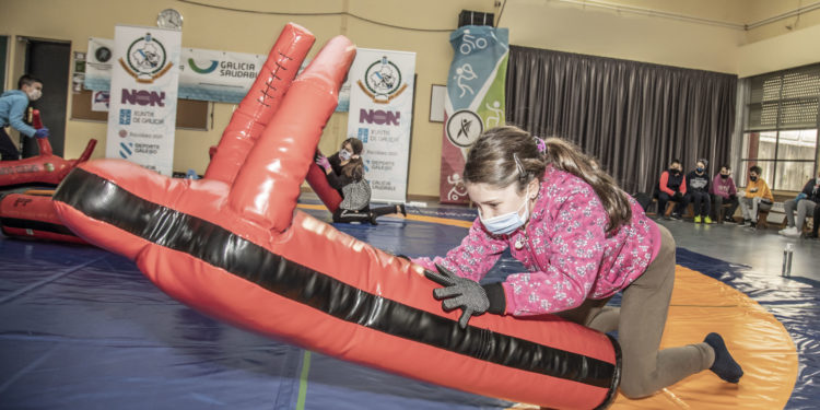 Los escolares de Ponteareas descubren el ‘Wrestling Dummie’, una actividad pionera para tiempos de pandemia