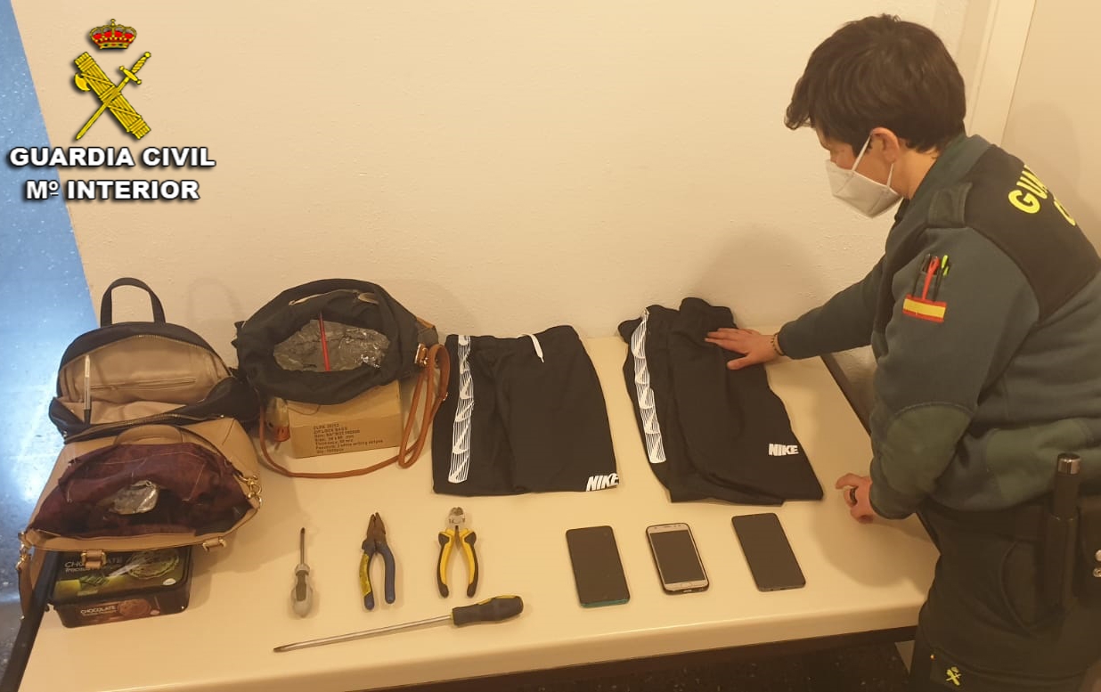 Detenidos cuatro vecinos de Vigo por media docena de robos en tiendas ...